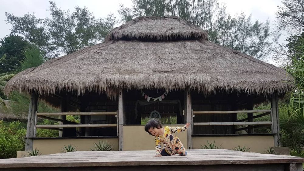 Bikin gemas, ini 10 gaya Salma anak Rio Dewanto liburan di pantai