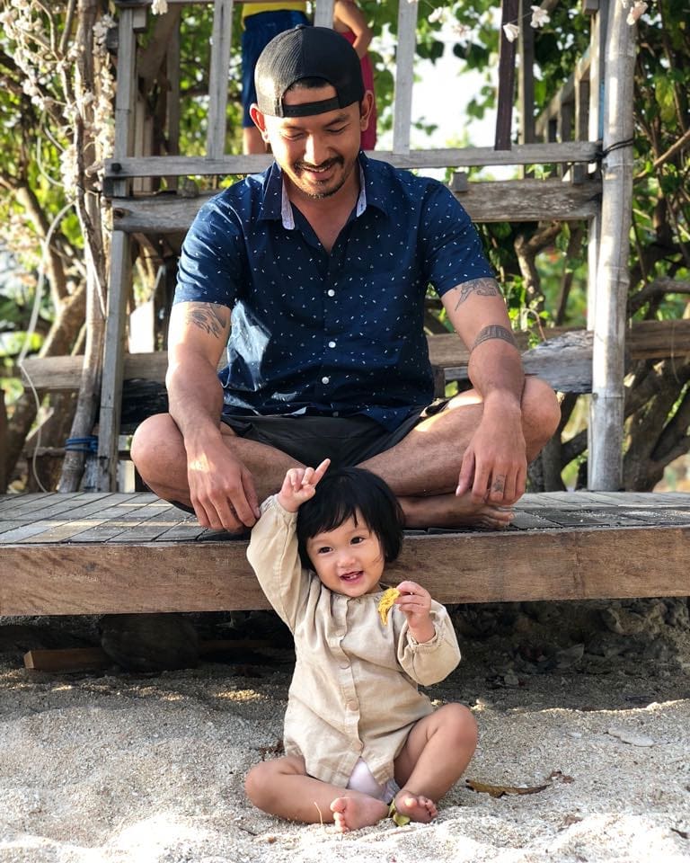 Bikin gemas, ini 10 gaya Salma anak Rio Dewanto liburan di pantai