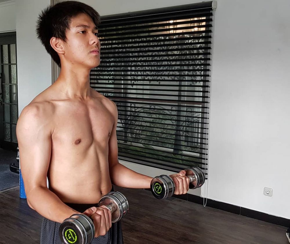 Berkumis tipis & berotot, ini 6 perubahan Iqbaal Ramadhan demi film