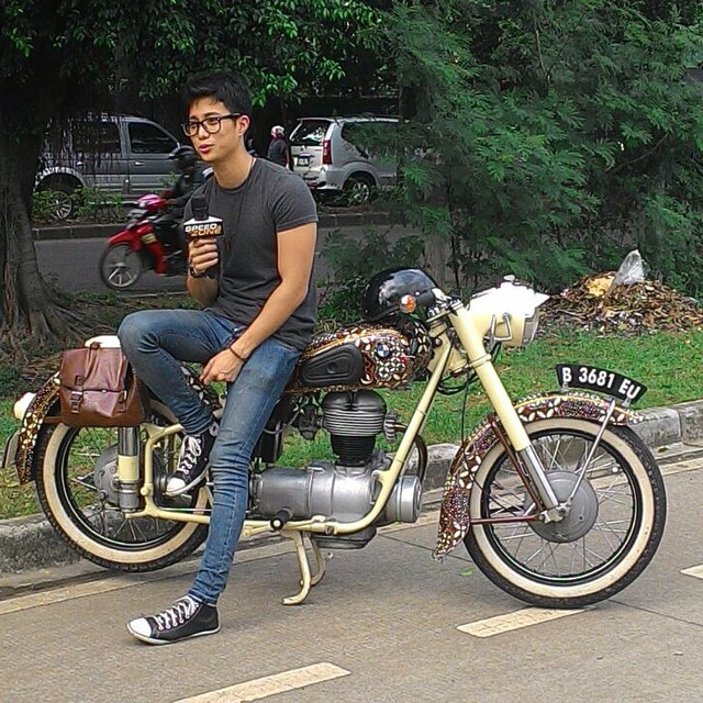 Ganteng maksimal, ini 8 aksi Dikta Yovie & Nuno saat naik motor gede