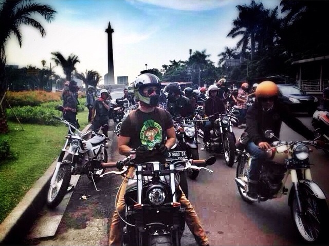 Ganteng maksimal, ini 8 aksi Dikta Yovie & Nuno saat naik motor gede