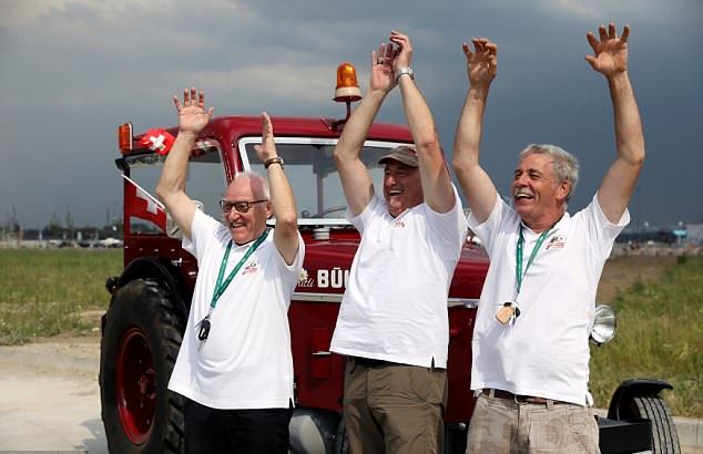 Demi nonton Piala Dunia, 3 fans Swiss naik traktor sejauh 2.000 km