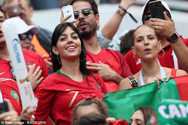 Tertangkap kamera, 6 gaya pacar Ronaldo saat jadi suporter Portugal