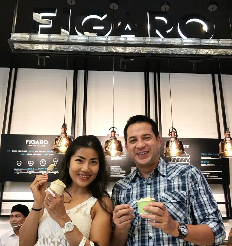 10 Potret kemesraan Ari Wibowo dan istri ini bak pengantin baru