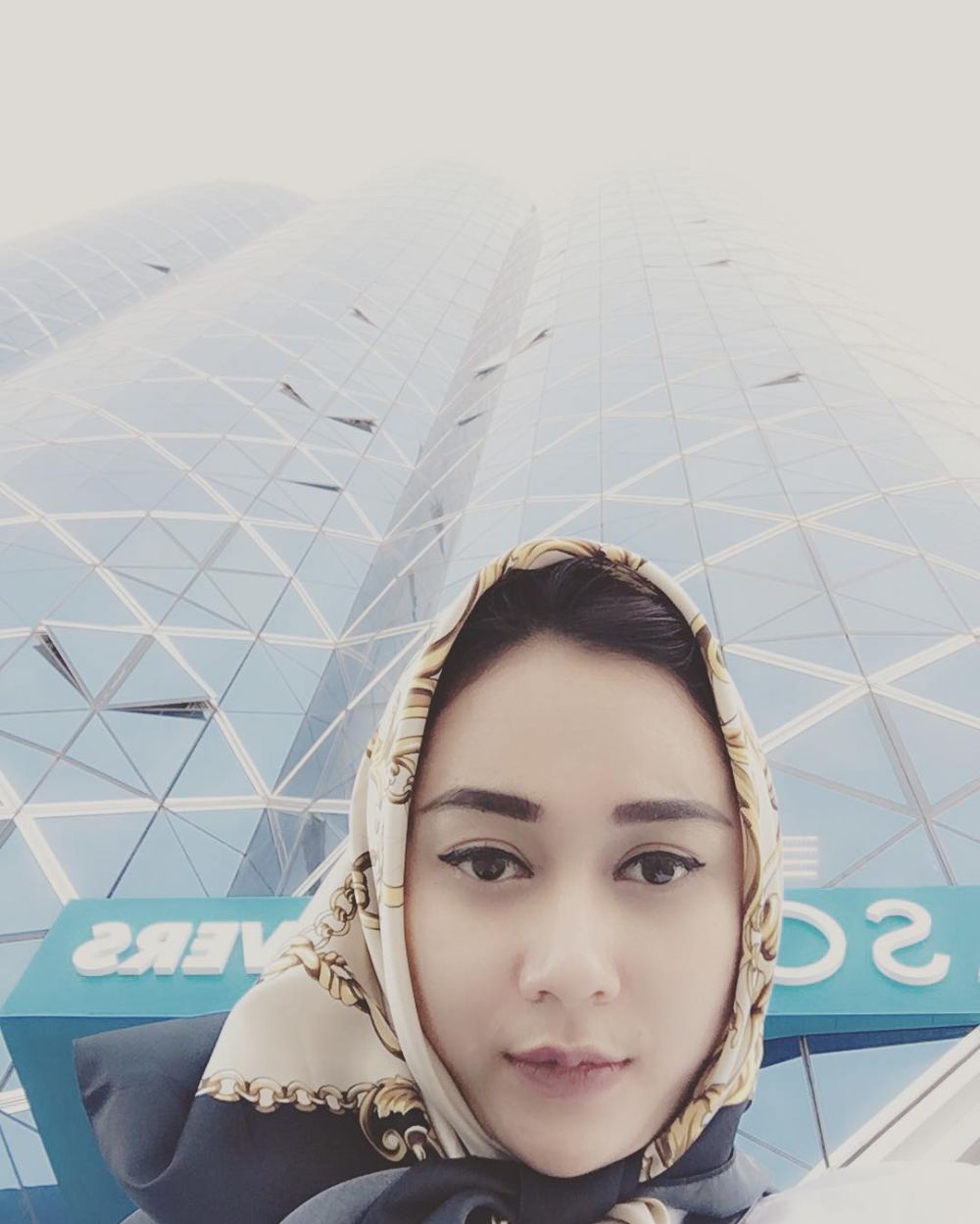 Biasa tampil seksi, ini 8 gaya Aura Kasih saat kenakan hijab