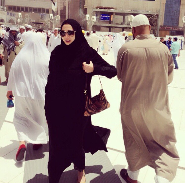 Biasa tampil seksi, ini 8 gaya Aura Kasih saat kenakan hijab