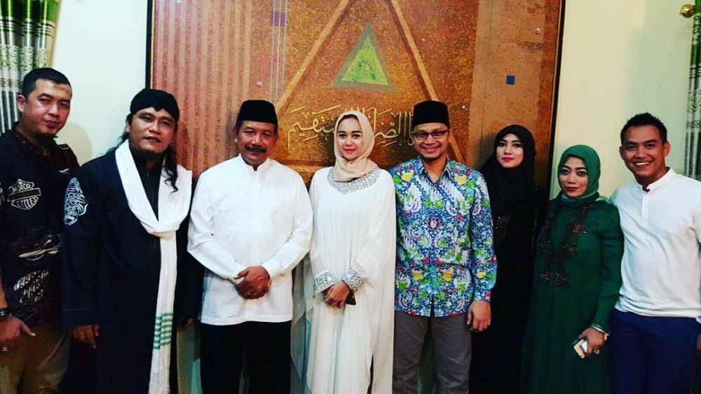 Biasa tampil seksi, ini 8 gaya Aura Kasih saat kenakan hijab