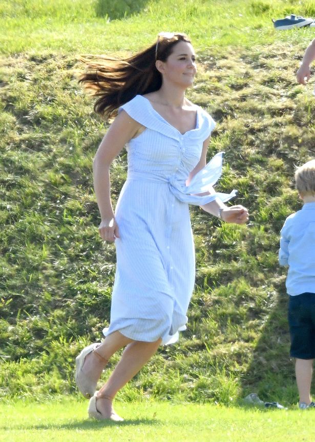 Pakai baju kembaran Kate Middleton, gaya Ayu Ting Ting jadi sorotan