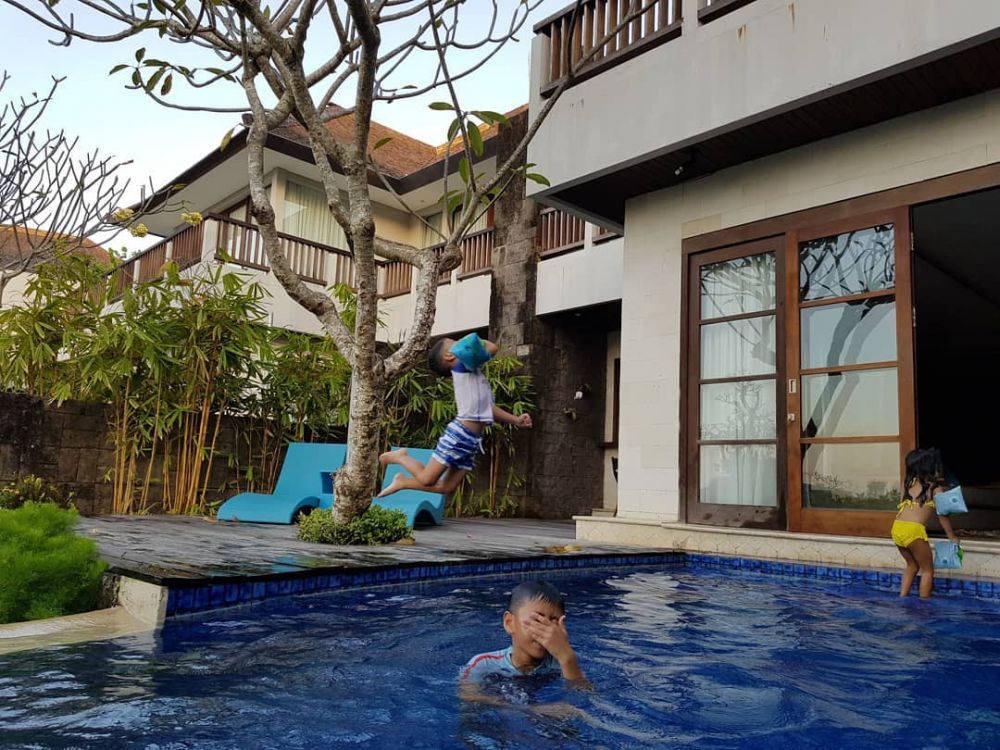 7 Momen ceria tiga anak Imam Darto saat liburan, kocaknya