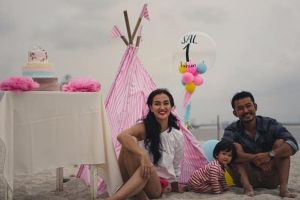 10 Momen serunya ulang tahun pertama anak Rio Dewanto-Atiqah Hasiholan