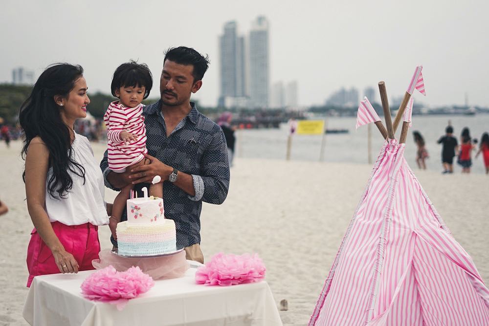 10 Momen serunya ulang tahun pertama anak Rio Dewanto-Atiqah Hasiholan