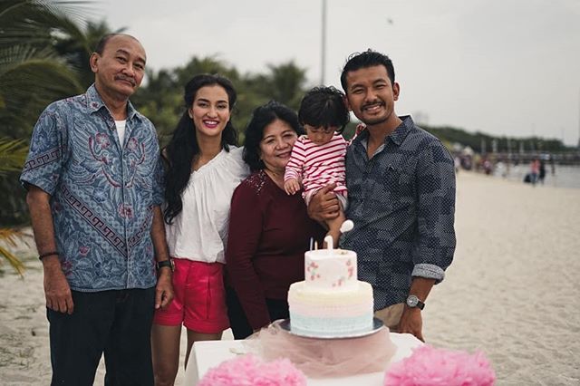 10 Momen serunya ulang tahun pertama anak Rio Dewanto-Atiqah Hasiholan