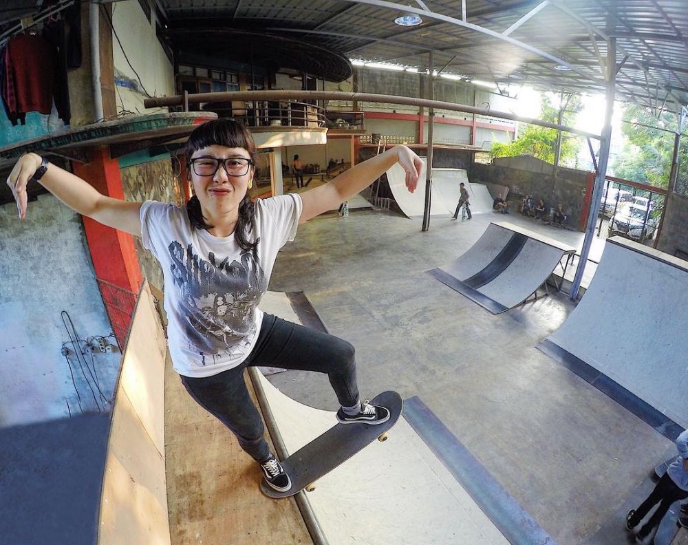 10 Pesona Phopira, PNS nyentrik yang hobi bermain skateboard