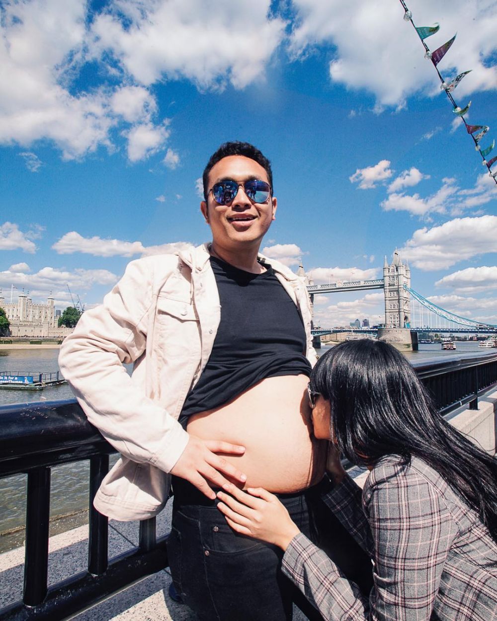 Pamer foto 'fathernity shoot', unggahan Gilang Dirga ini bikin ngakak