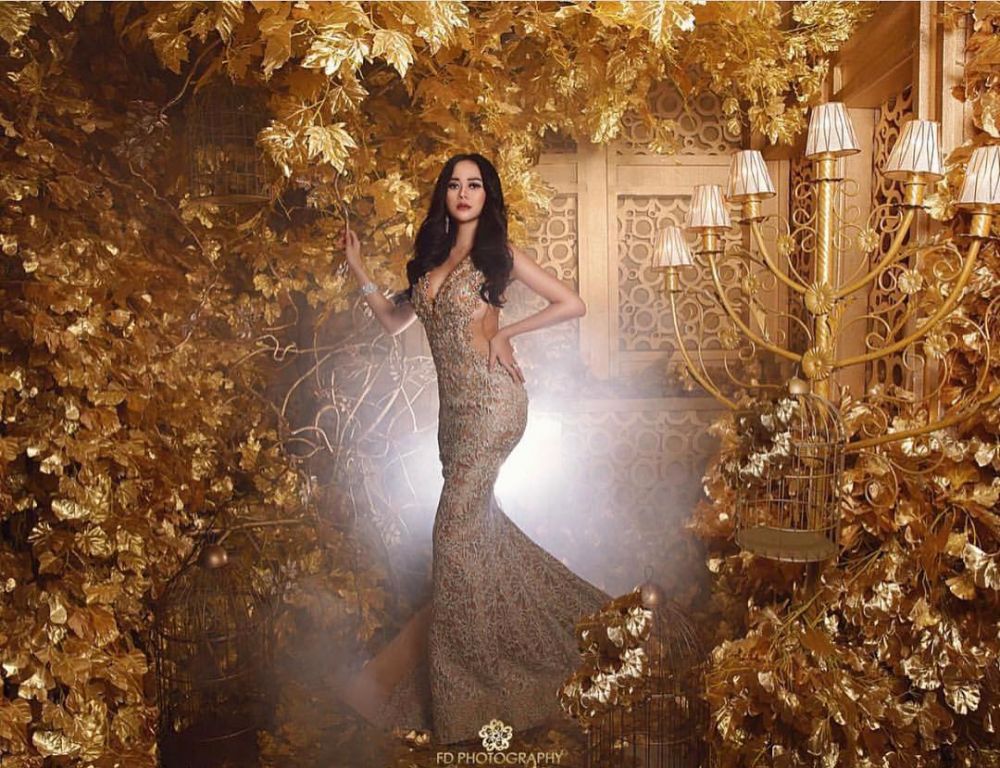 Makin seksi dan memesona, ini gaya Aura Kasih kenakan gaun ketat