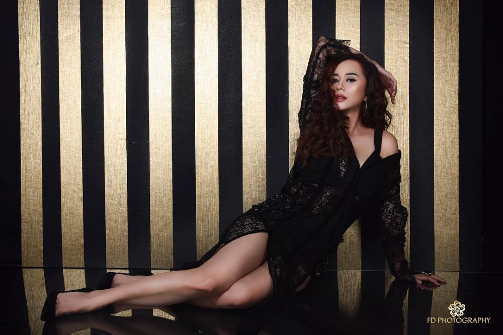 Makin seksi dan memesona, ini gaya Aura Kasih kenakan gaun ketat