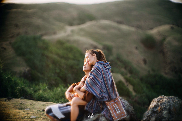 Menyatu dengan alam, ini 10 potret romantis prewed Dimas & Nadine