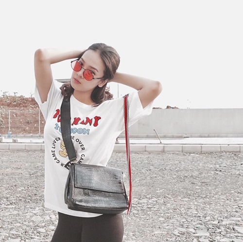 Gaya foto disindir selebgram, ini 10 pose Anya Geraldine pamer ketiak