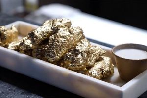 Restoran ini sajikan menu sayap ayam goreng bertabur emas, wow!