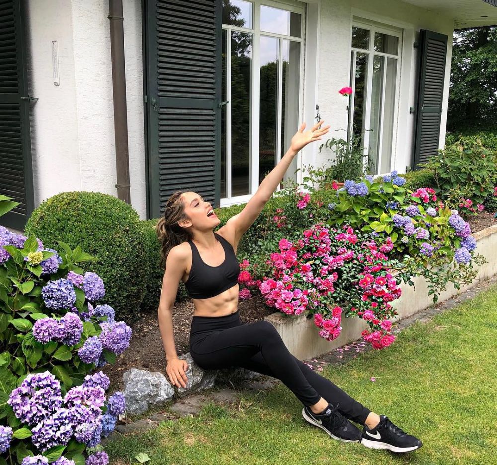 7 Gaya seksi Cinta Laura pamer perut sixpack, body goals abis