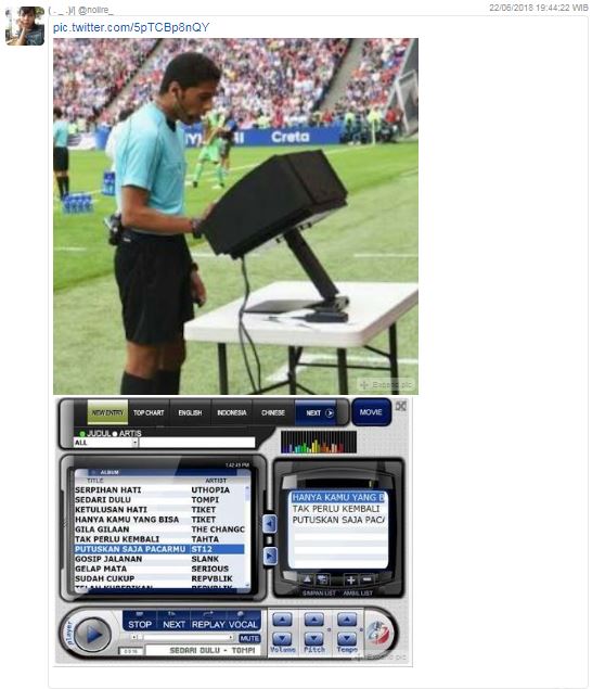 6 Meme imajinasi netizen saat wasit minta bantuan VAR ini bikin ngakak