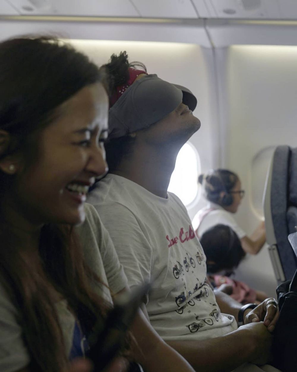 Tidur di pesawat, penutup mata yang dipakai Dwi Sasono ini bikin geli