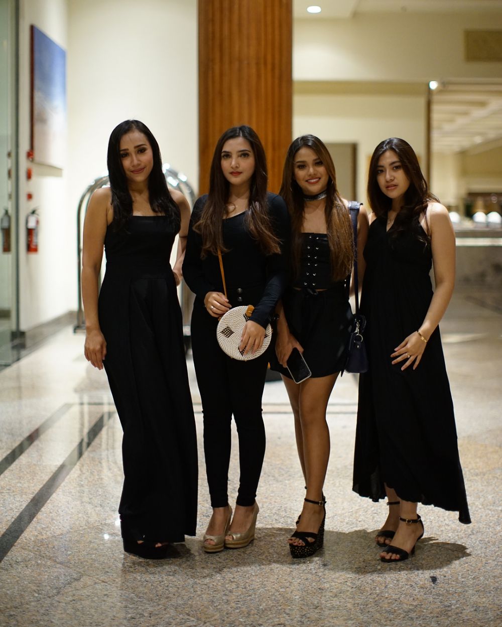 10 Gaya Aurel Hermansyah pakai busana serba hitam, ada yang seksi abis