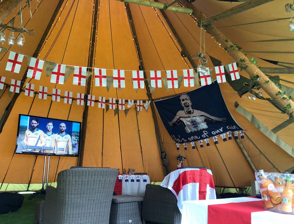 6 Potret tunangan Harry Kane saat dukung Inggris, sampai bangun tenda