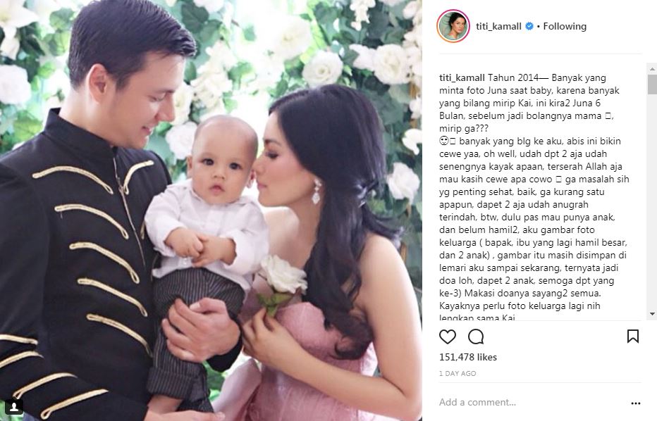 Titi Kamal unggah foto keluarga, anaknya bikin warganet salah fokus