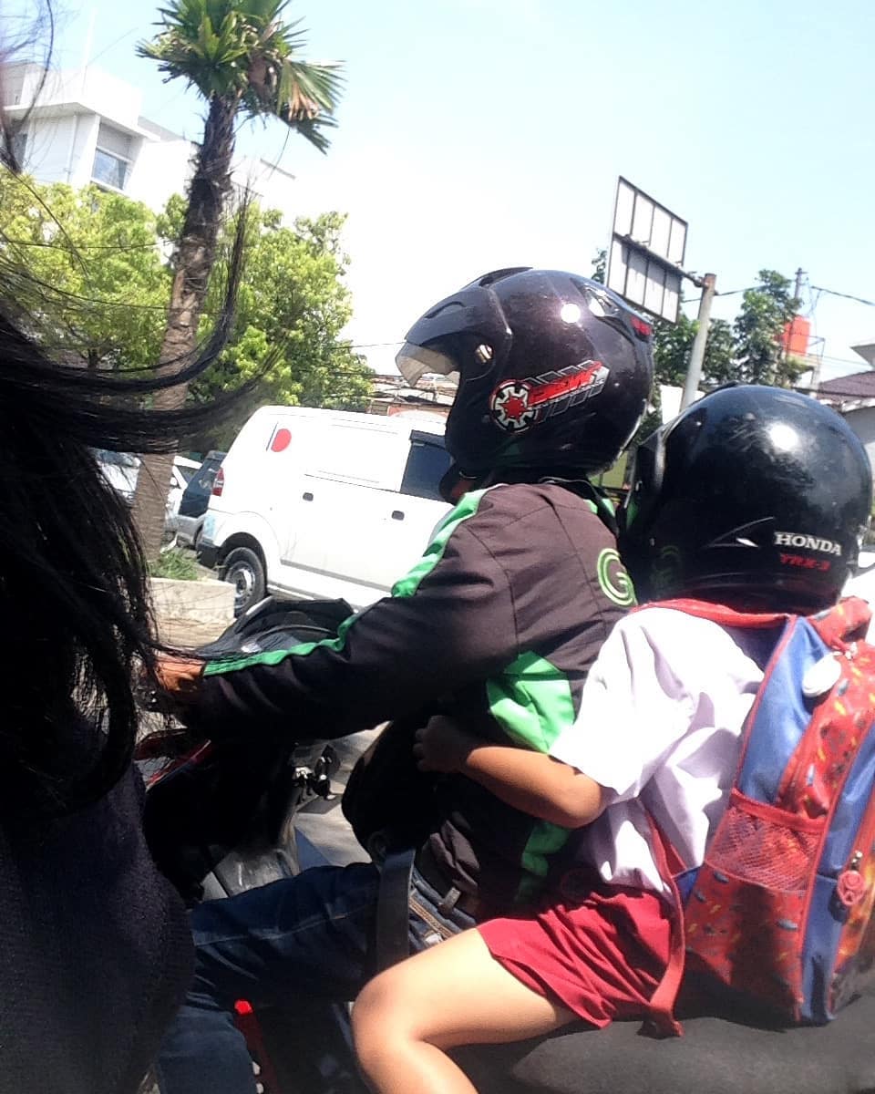 10 Potret driver ojol dengan anaknya ini bikin hati terenyuh