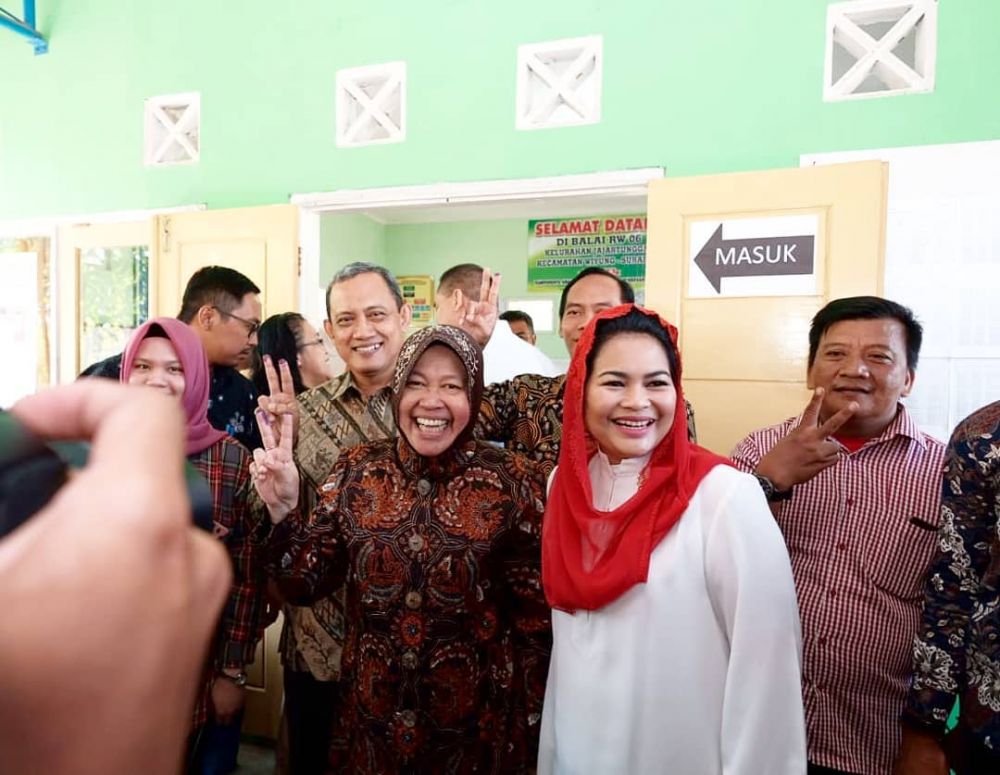 Temani Risma nyoblos, begini gaya Puti Soekarno saat ke TPS