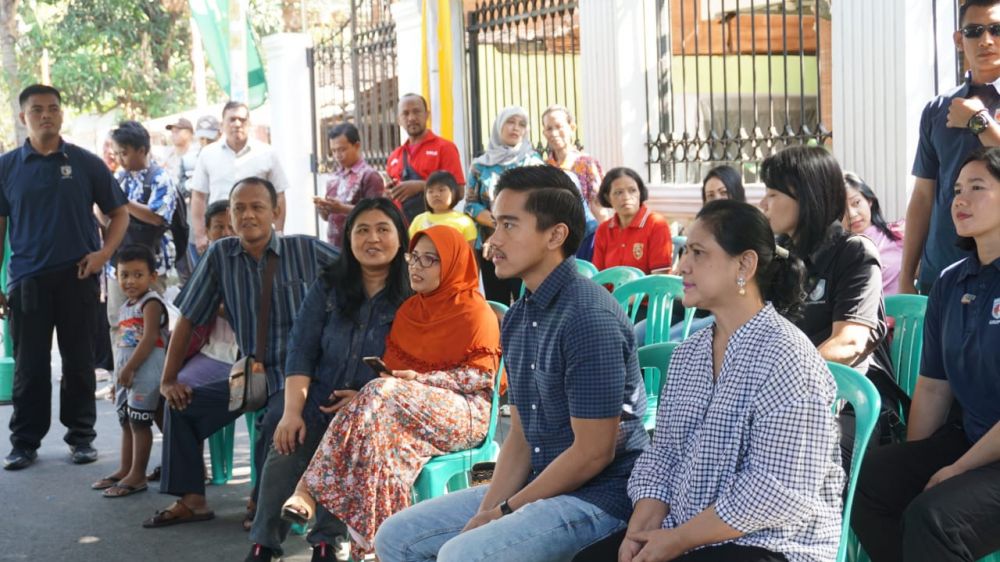 Diantar sang ibu, begini momen Kaesang Pangarep saat nyoblos di Solo