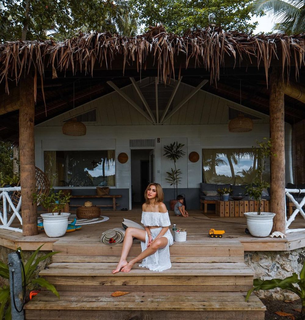 10 Gaya Jessica Iskandar liburan di Pulau Mentawai, bikin gagal fokus 