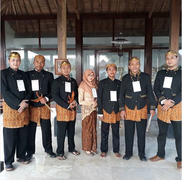 Begini penampilan nyentrik panitia pemungutan suara di 7 TPS