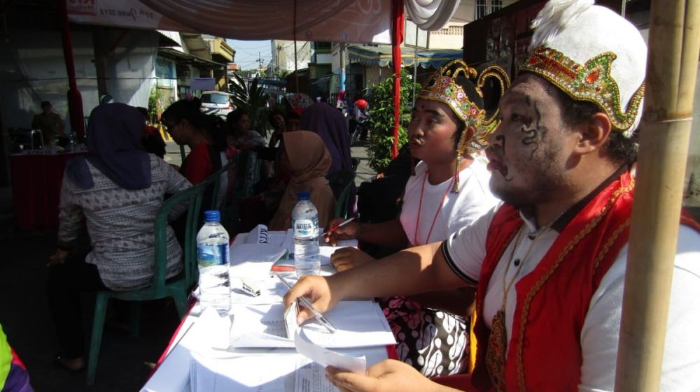 Begini penampilan nyentrik panitia pemungutan suara di 7 TPS