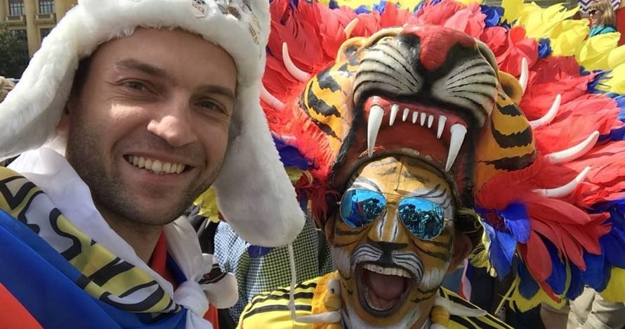 12 Kelakuan gokil fans Piala Dunia 2018, bawa ayam hidup ke lapangan