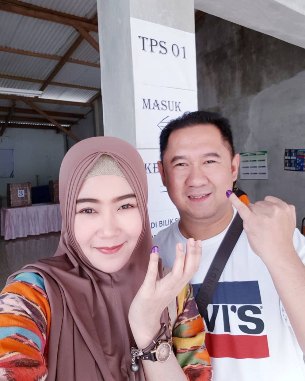 Gaya 5 seleb pamer jari bertinta usai nyoblos di Pilkada Jatim