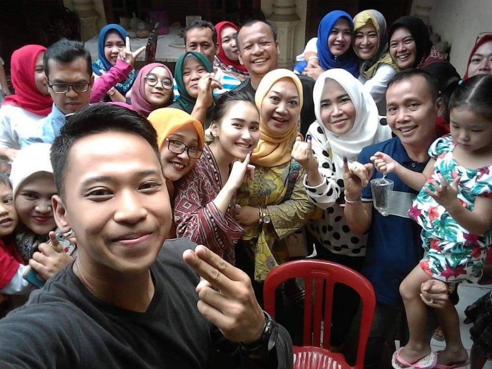 8 Seleb asal Jabar unggah momen seru pasca nyoblos di TPS