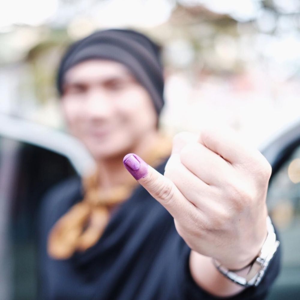 8 Seleb asal Jabar unggah momen seru pasca nyoblos di TPS