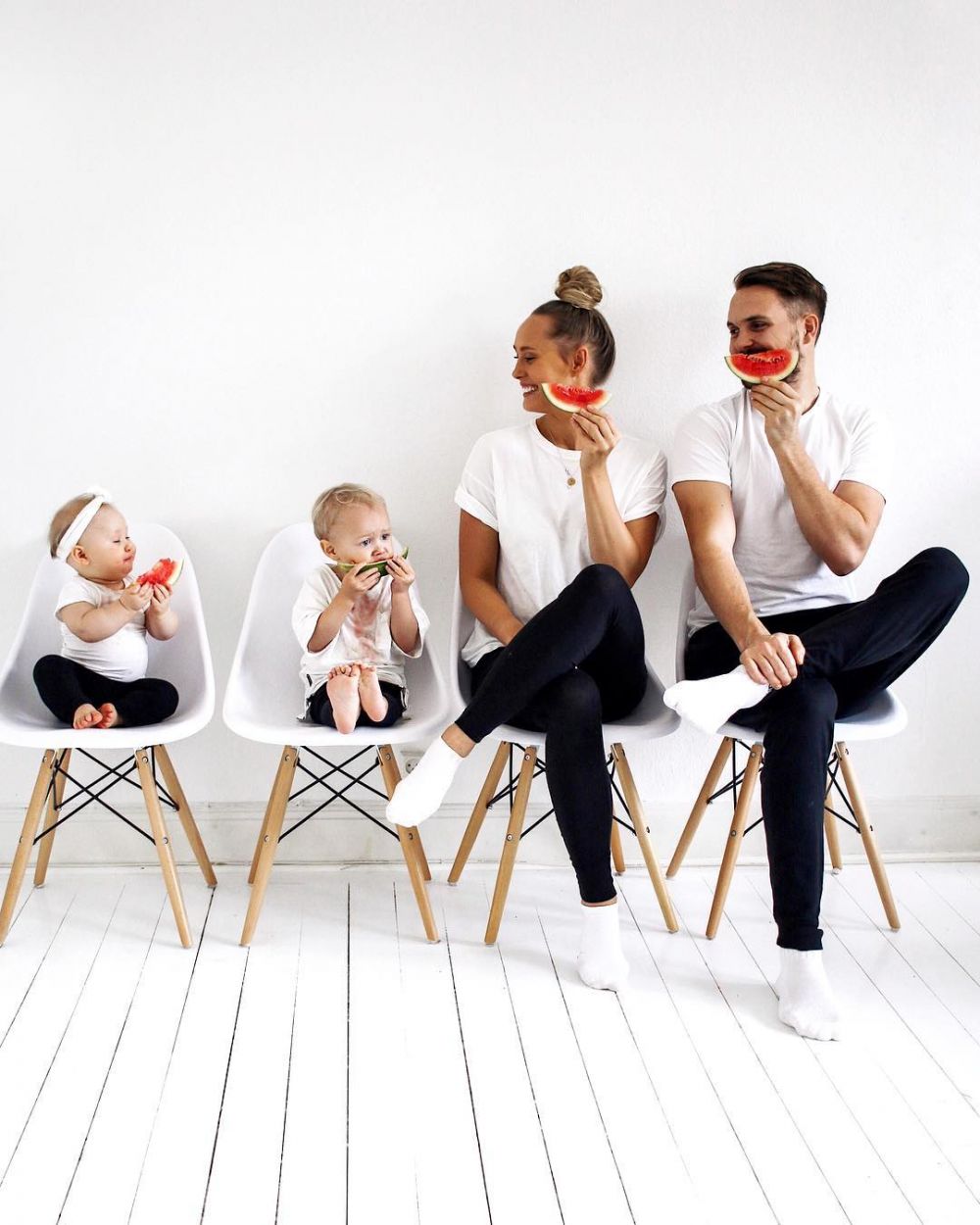 Cuma pakai buah, 7 hasil pemotretan keluarga ini unik abis