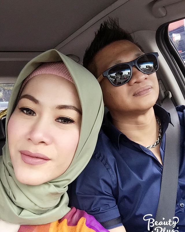 Jarang terekspos, ini 8 potret kemesraan Mang Saswi & istri cantiknya