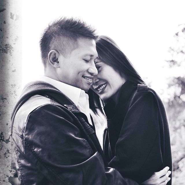 Jarang terekspos, ini 8 potret kemesraan Mang Saswi & istri cantiknya