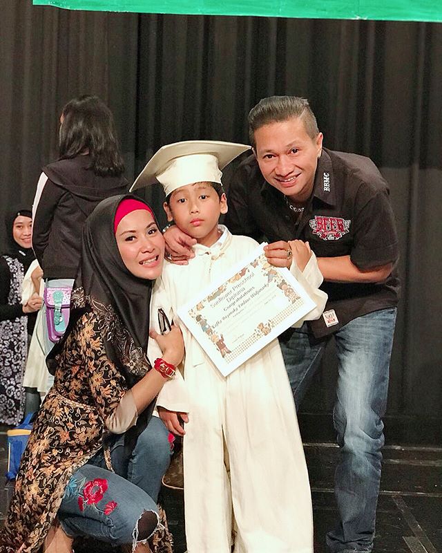 Jarang terekspos, ini 8 potret kemesraan Mang Saswi & istri cantiknya