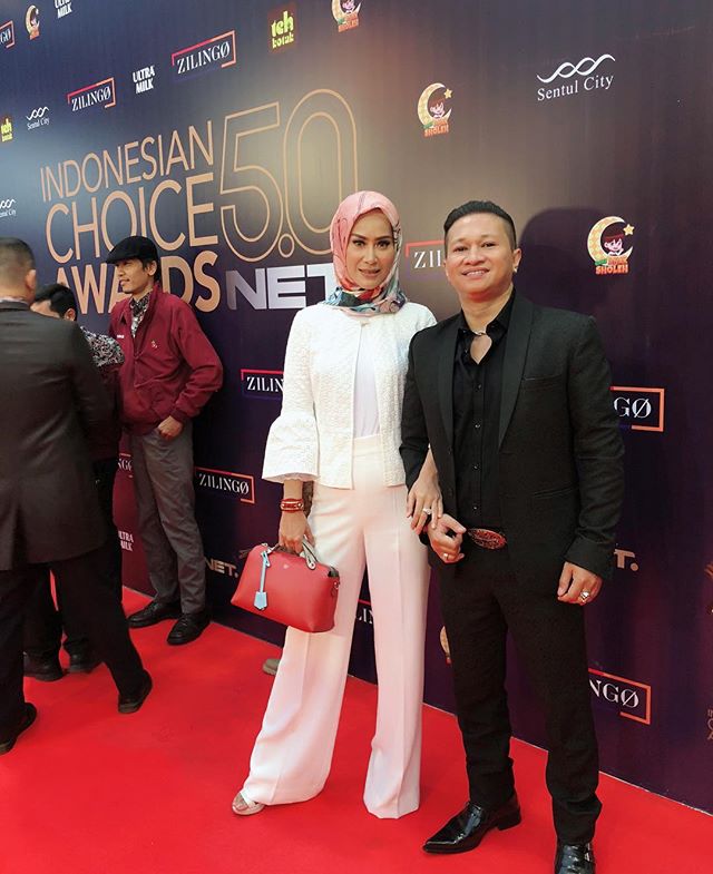 Jarang terekspos, ini 8 potret kemesraan Mang Saswi & istri cantiknya