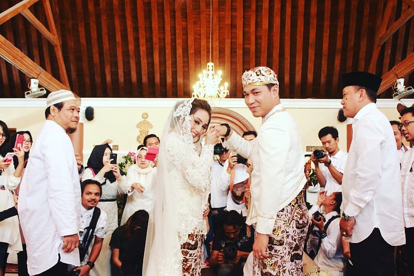 Sah! Begini 10 momen pernikahan Rizal Armada & Monica Imas