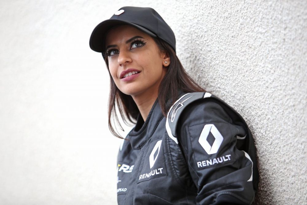 8 Pesona Aseel Al-Hamad, wanita Arab Saudi yang setiri mobil F1