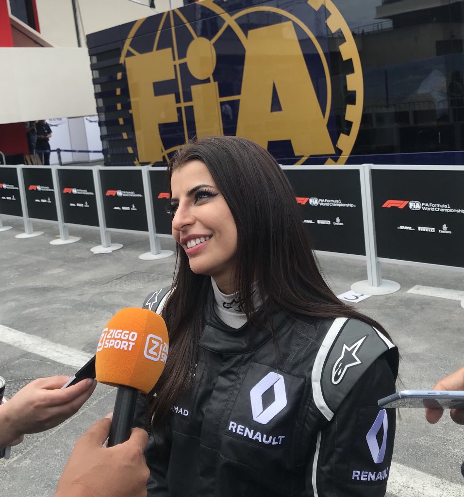 8 Pesona Aseel Al-Hamad, wanita Arab Saudi yang setiri mobil F1