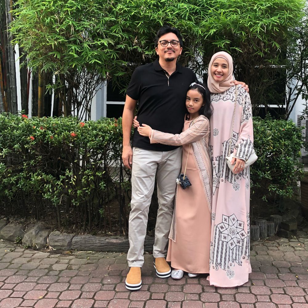 Punya pasangan WNA, 8 seleb ini sering bolak-balik ke negara tetangga