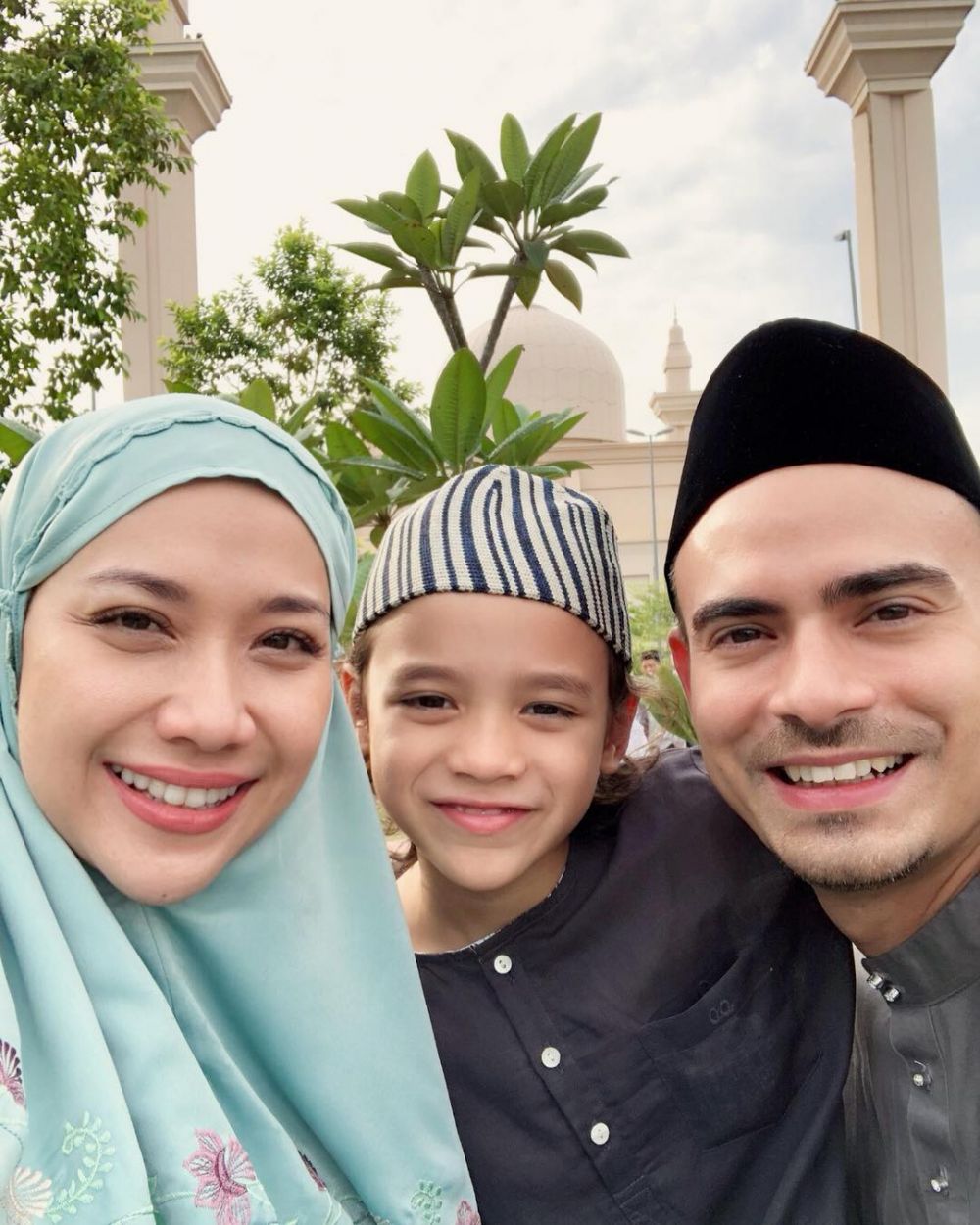 Punya pasangan WNA, 8 seleb ini sering bolak-balik ke negara tetangga