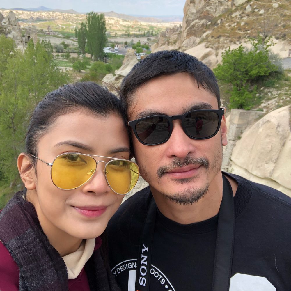 Punya pasangan WNA, 8 seleb ini sering bolak-balik ke negara tetangga